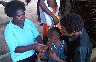 hon-200-000-tre-papua-new-guinea-tiem-vac-xin-bai-liet-moi-va-soi-rubella